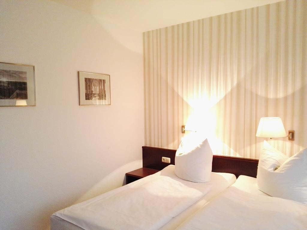 Hotel Anhalt Koethen  Esterno foto